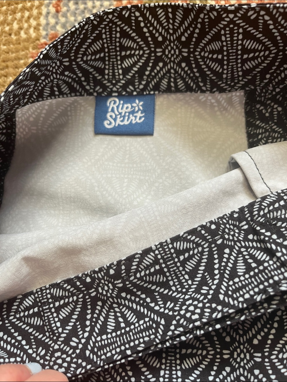 Rip Skirt Hawaii Black and White Pattern Size Small - Picture 6 of 8